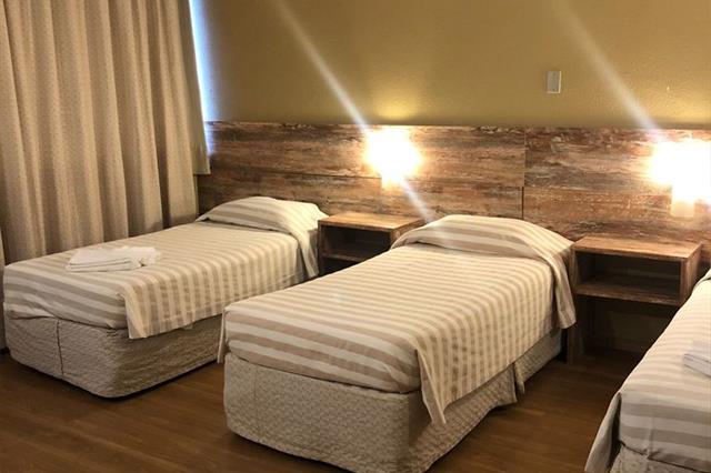 Luxo Família (Casal + 03 Solteiros)